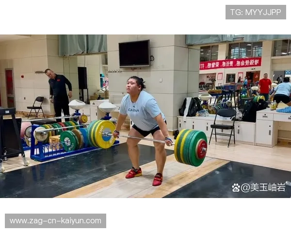世界举重锦标赛后教练组对年轻选手技术细节进行系统优化